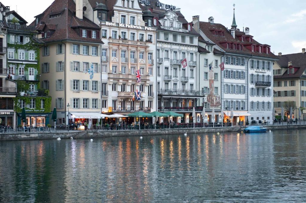Hotel Pickwick And Pub "The Room With A View" Lucerne ภายนอก รูปภาพ